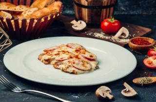 Мясо по-французски без майонеза запекается с картофелем и грибами