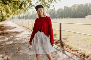 Пушистый свитер усиливает контраст с шелковым платьем — по данным модных экспертов