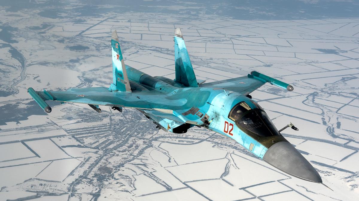 Дозаправка в воздухе Су-34 47-го смешанного авиационного полка во время лётно-тактических учений в Бутурлиновке Дозаправка в воздухе Су-34 47-го смешанного авиационного полка во время лётно-тактических учений в Бутурлиновке