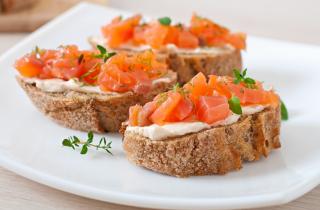 Теперь всегда делаю так: слабосолёная форель с творожным сыром — идеально к шампанскому