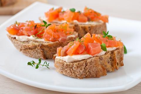 Теперь всегда делаю так: слабосолёная форель с творожным сыром — идеально к шампанскому