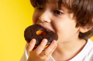 Дрожжевые пончики в духовке с шоколадной глазурью выходят пышными