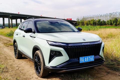 В России стартовали продажи кроссовера Dongfeng Huge по цене от 2,99 млн рублей