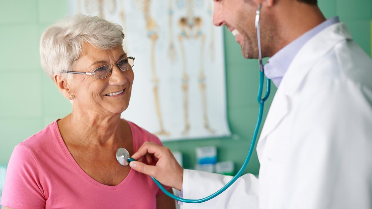Пожилая женщина у врача