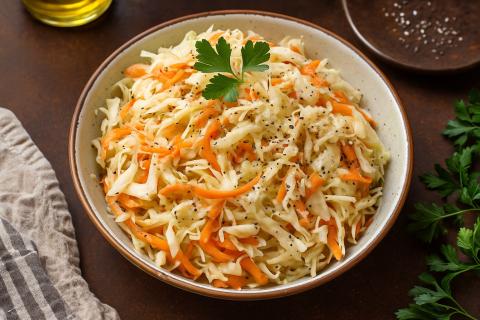 Салат с корейской морковью, кукурузой и сухариками сохраняет хрустящую текстуру