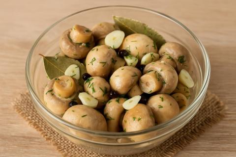 Закуска из шампиньонов с морковью по рецепту кулинарных экспертов сохраняет пикантный вкус