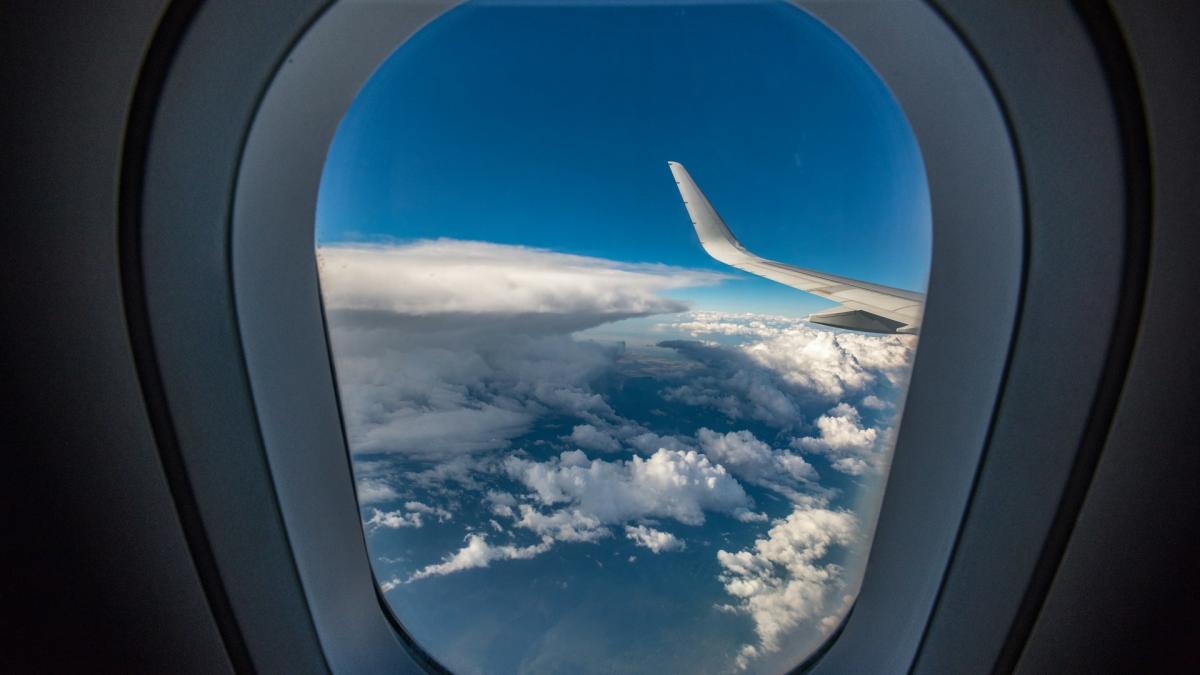 Вид из самолета на облака