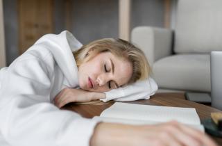 Короткий сон, вода и свет помогают быстро вернуть бодрость днём — Ольга Власова