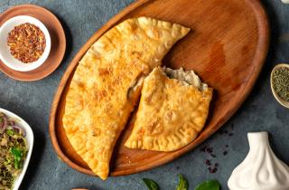 Тесто на кипятке и яйцо после остывания делают чебуреки эластичными — соцсети