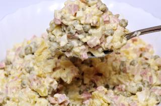 Слоёный салат оливье сохраняет классический вкус при новой подаче — повара