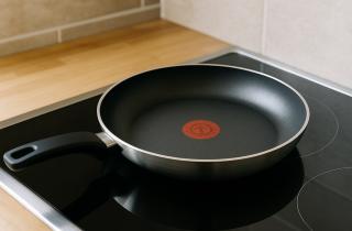 Антипригарное покрытие выделяет токсины при повреждении — эксперты по быту