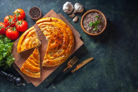 Кулебяка из дрожжевого теста с рыбой становится сочной после запекания