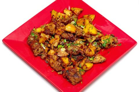 Для настоящего оджахури мясо и картофель обжаривают отдельно до золотистой корочки — повар