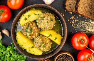 Фрикадельки не прожаривают до конца, их доводят в соусе — Simply Recipes