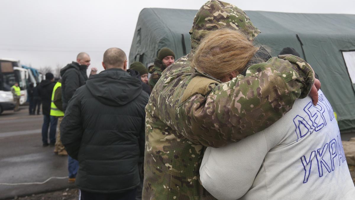 Return of liberated citizens to the territory controlled by Ukraine (2019-12-29) 048