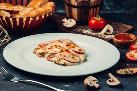 Куриная грудка с грибами, помидорами и сыром в духовке сохраняет нежность и аромат — повар