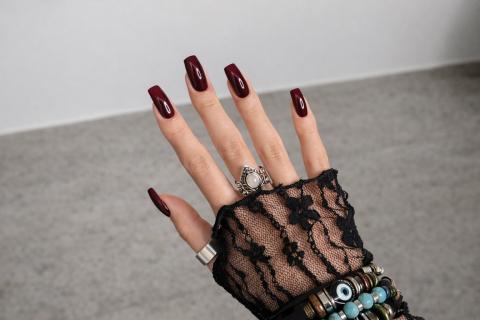 Короткий квадрат подчёркивает контур ногтя и выглядит аккуратнее — BOVARY