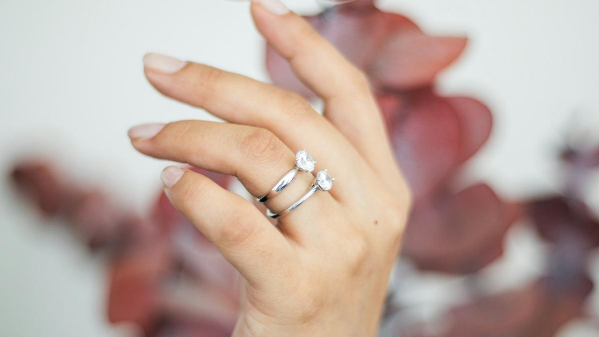 Модные несколько колец на одной руке