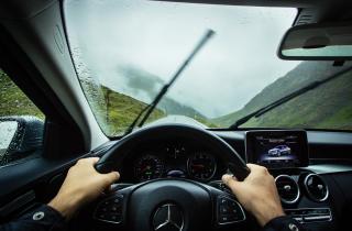 При тумане и дожде водителям рекомендуется включать только ближний свет — автоэксперты