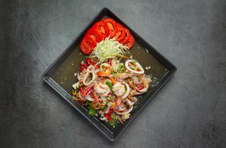 Сочетание кальмаров и ветчины создаёт выразительный вкус салата — кулинары