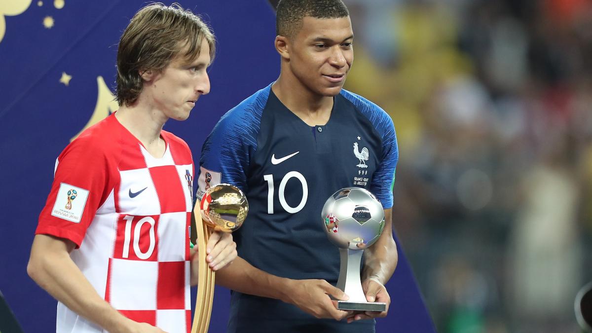 Kylian Mbappé and Luka Modrić receive the award for the best young player and best player in the 2018 World Cup respectively Kylian Mbappé and Luka Modrić receive the award for the best young player and best player in the 2018 World Cup respectively