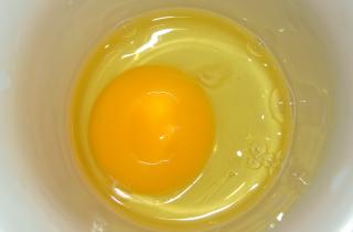 Эксперты по гастрономии: желтки продлевают свежесть выпечки и делают кремы шелковыми