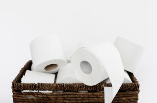 Плетёная корзина прячет запас туалетной бумаги и поддерживает декор — Hunker