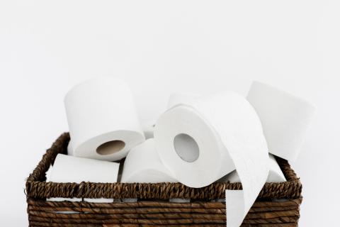 Плетёная корзина прячет запас туалетной бумаги и поддерживает декор — Hunker