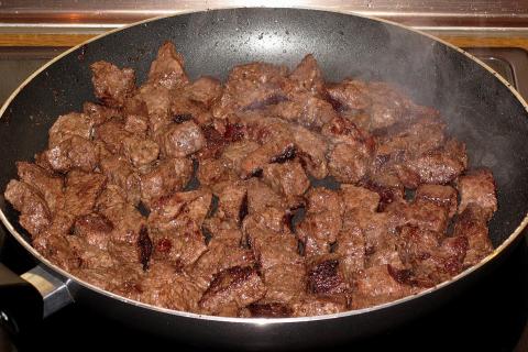 Как приготовить сочное жареное мясо из свинины с хрустящей корочкой