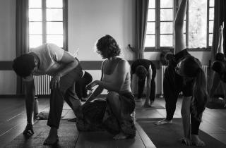 Горячая йога ускоряет обмен веществ и повышает гибкость — мнение врачей и инструкторов