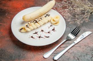 Убрала банановые кусочки в морозилку на 30 минут — получился идеальный перекус