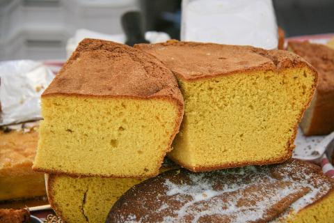 Кулинары готовят маковый бисквит в духовке с добавлением мака