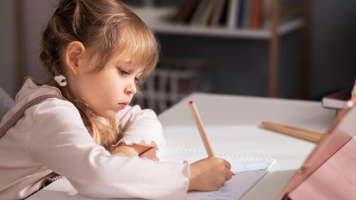 ребенок делает уроки