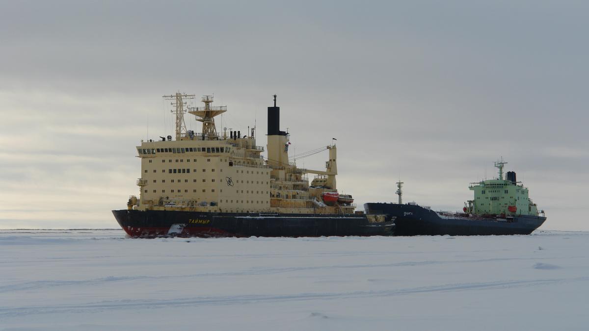 Атомный ледокол "Таймыр" и танкер "Индига