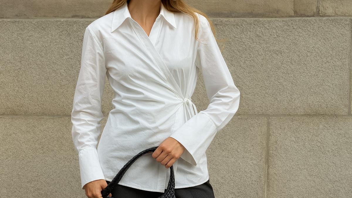 Белая рубашка и черная сумка Белая рубашка и черная сумка