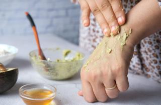 Скраб с косточками абрикоса делает кожу мягкой и гладкой — косметологи