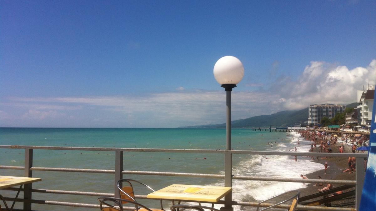 Вид с пирса на Лазаревский пляж