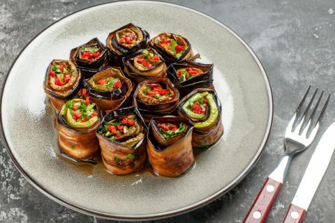 Баклажаны с ореховой начинкой сворачиваются в рулеты для закуски — повар