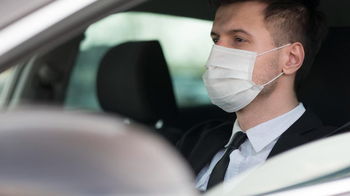 Водитель в маске