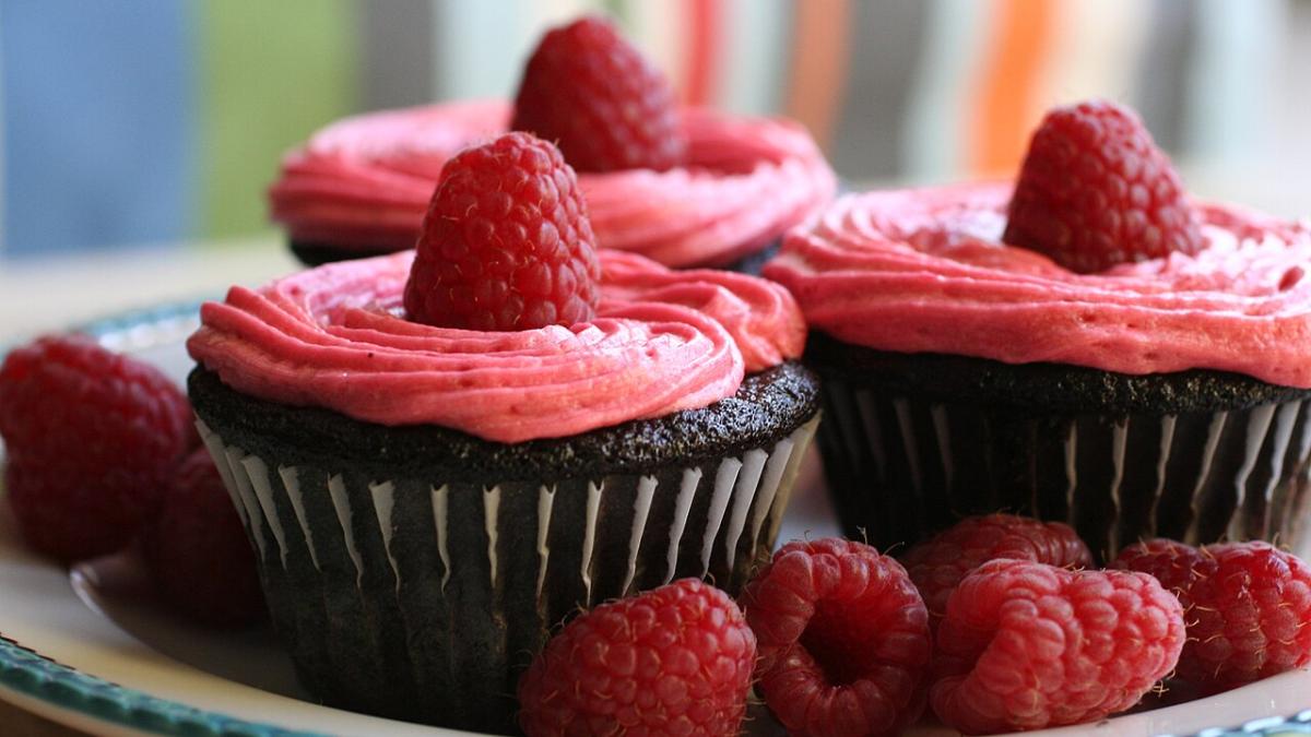 Шоколадные кексы с малиновым кремом