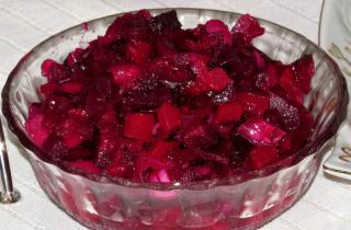 Овощной винегрет с селёдкой заправляют маслом после соли — повар