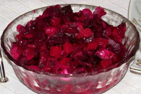 Овощной винегрет с селёдкой заправляют маслом после соли — повар