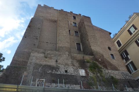Римская башня XII века Торре дей Конти вновь оказалась под угрозой разрушения