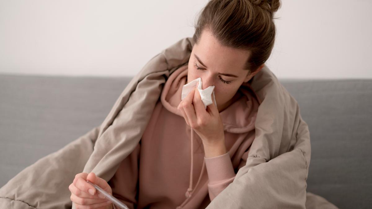 Больная женщина с градусником