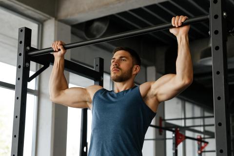 Лучшие упражнения для силы назвал тренер Planet Fitness Тедди Сэвидж