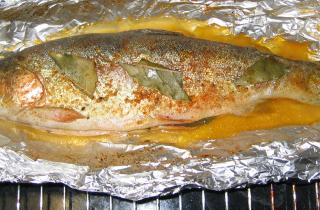 Горбуша с лимоном в фольге сохраняет нежность при запекании — повар