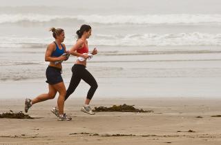 Участницы забега Beauty and the Beach получили фирменные футболки — Эрин Курдила