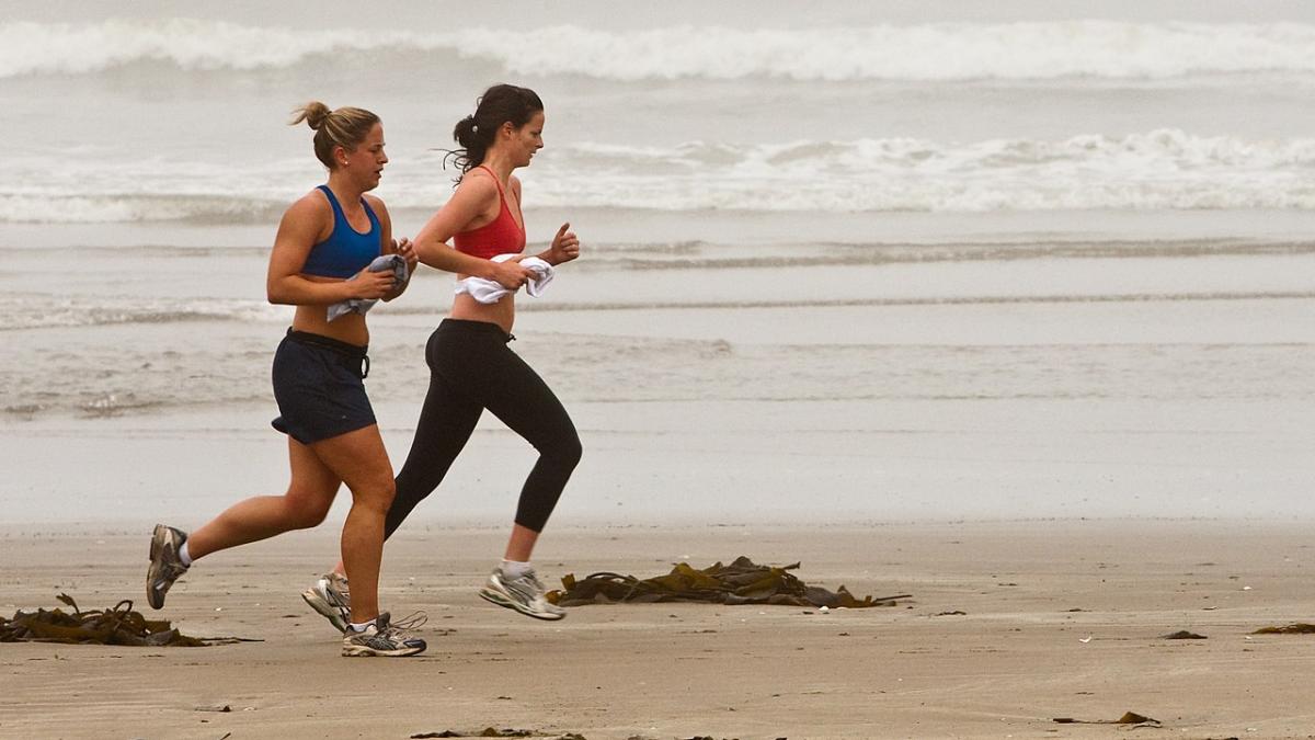 Бег на пляже