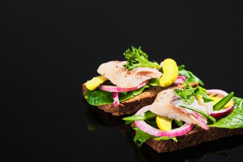 Тартинки-канапе с селёдкой и лимоном готовятся за 10 минут на ржаном хлебе — повар