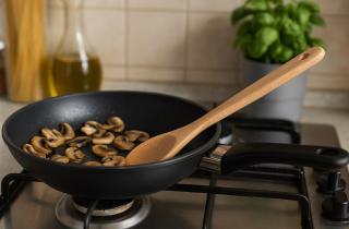 Дырка в ручке сковороды: больше, чем просто способ для подвешивания